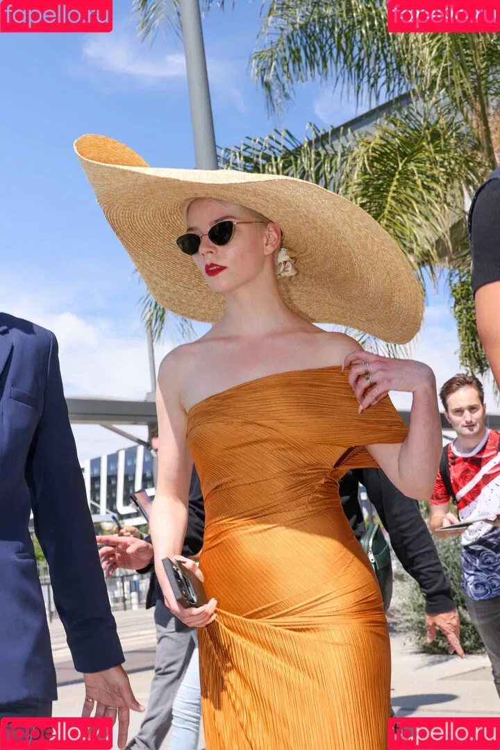 Anya Taylor-Joy / anyataylorjoy / owlicats Onlyfans Photo Gallery 