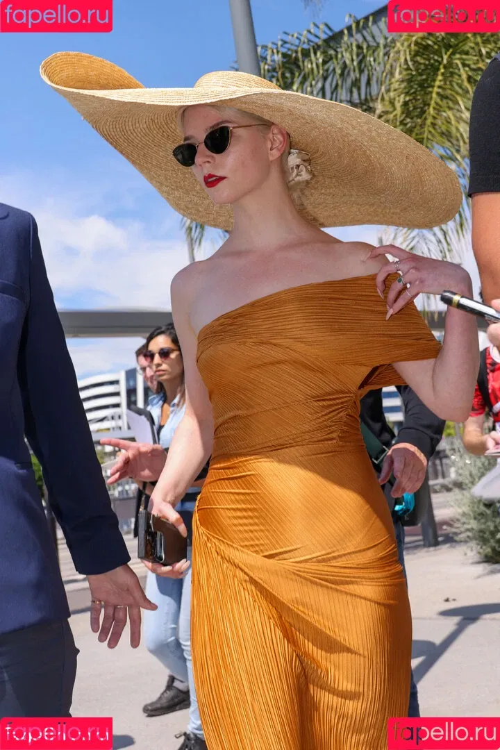Anya Taylor-Joy / anyataylorjoy / owlicats Onlyfans Photo Gallery 