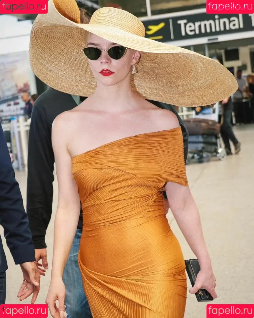 Anya Taylor-Joy / anyataylorjoy / owlicats Onlyfans Photo Gallery 