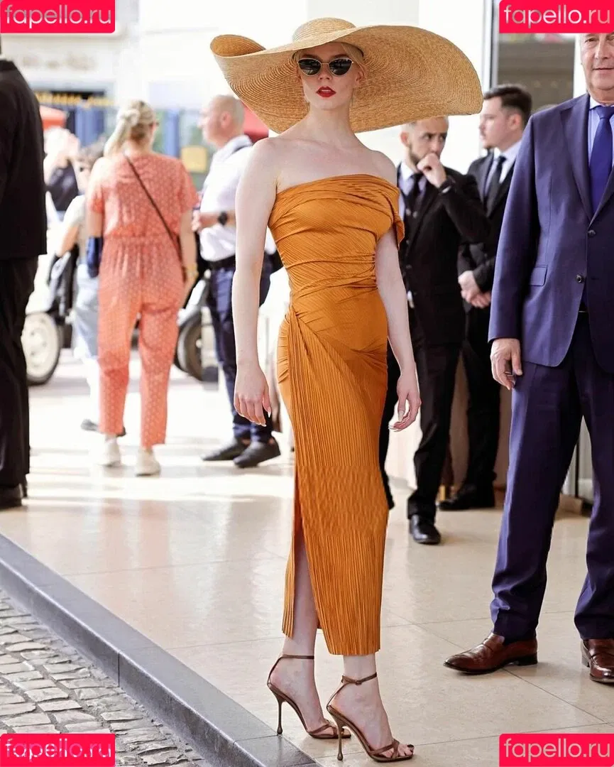 Anya Taylor-Joy / anyataylorjoy / owlicats Onlyfans Photo Gallery 
