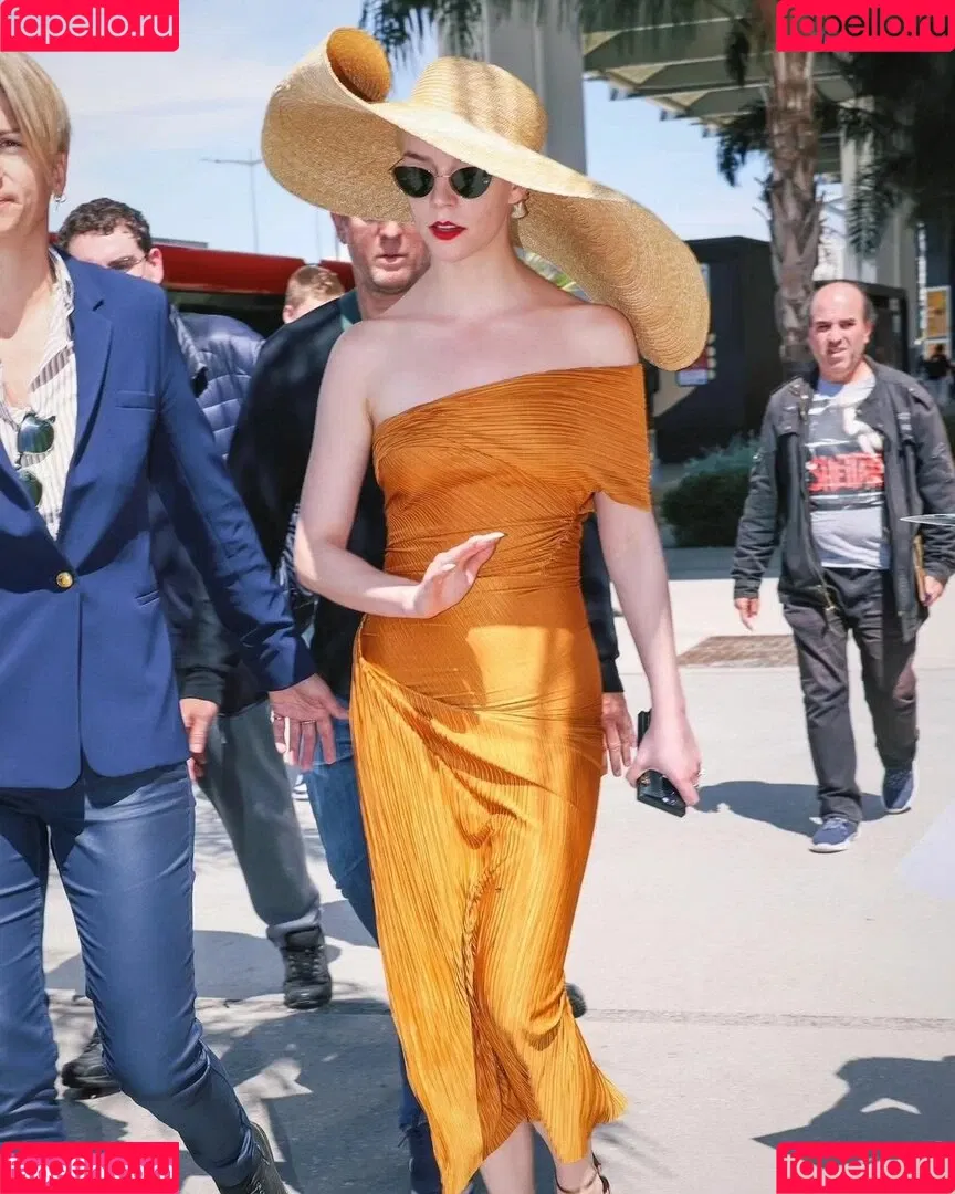 Anya Taylor-Joy / anyataylorjoy / owlicats Onlyfans Photo Gallery 