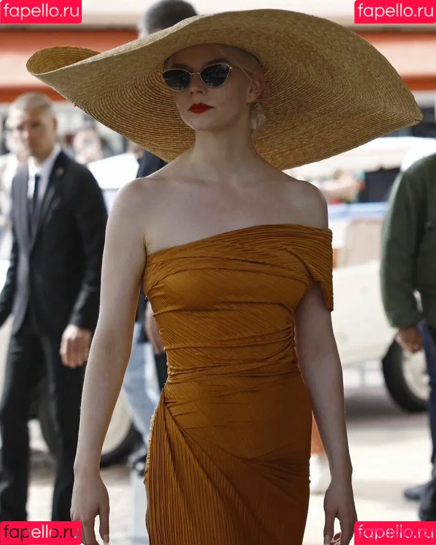 Anya Taylor-Joy / anyataylorjoy / owlicats Onlyfans Photo Gallery 