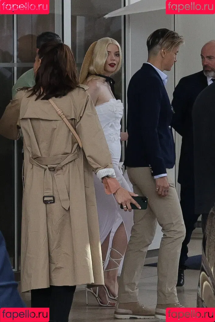 Anya Taylor-Joy / anyataylorjoy / owlicats Onlyfans Photo Gallery 