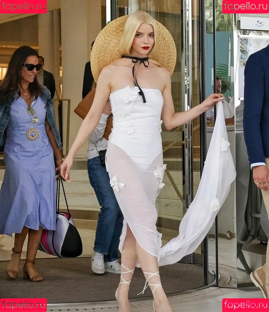 Anya Taylor-Joy / anyataylorjoy / owlicats Onlyfans Photo Gallery 