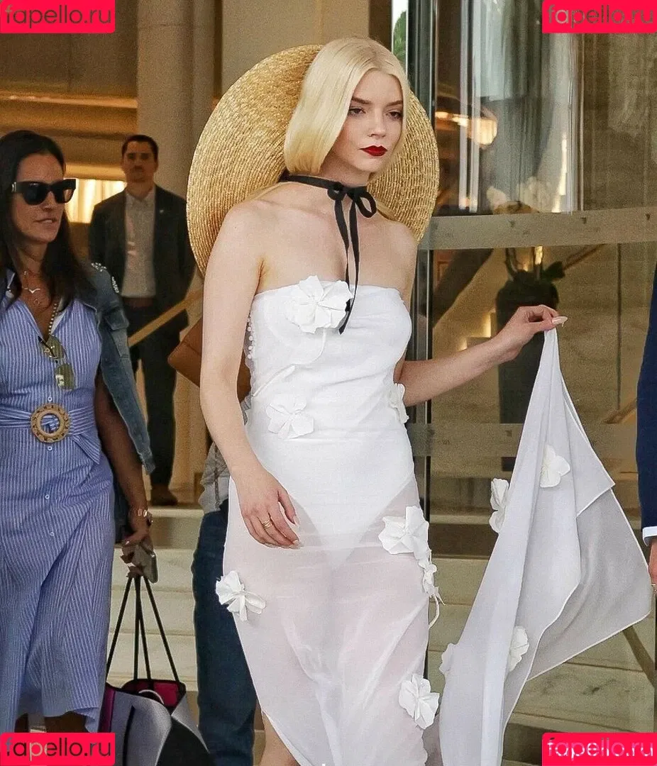Anya Taylor-Joy / anyataylorjoy / owlicats Onlyfans Photo Gallery 