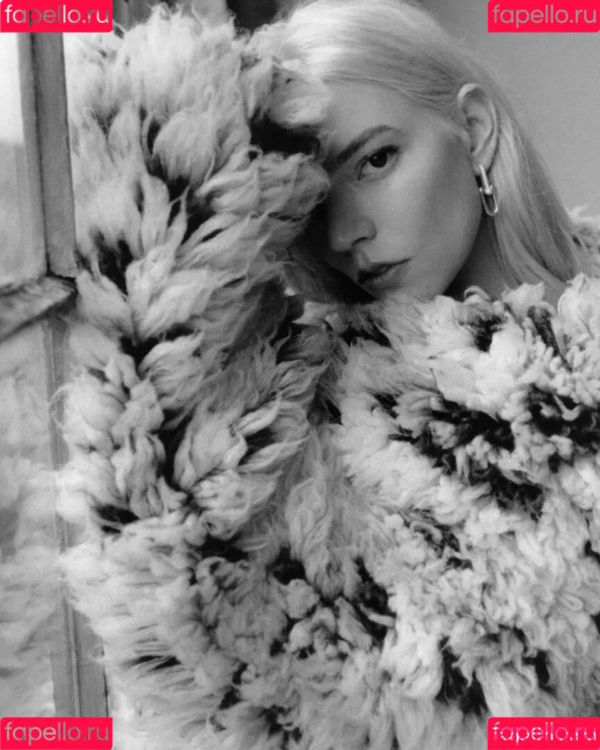 Anya Taylor-Joy / anyataylorjoy / owlicats Onlyfans Photo Gallery 