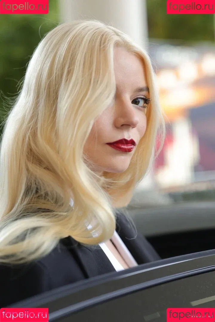 Anya Taylor-Joy / anyataylorjoy / owlicats Onlyfans Photo Gallery 
