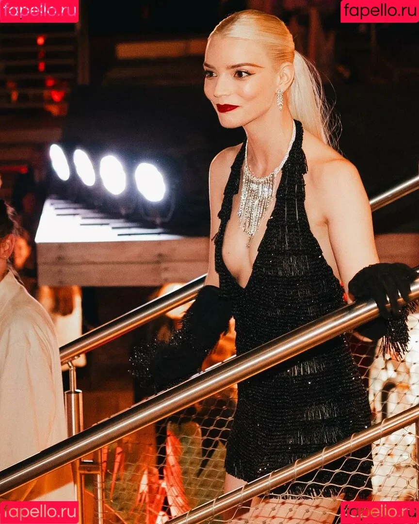 Anya Taylor-Joy / anyataylorjoy / owlicats Onlyfans Photo Gallery 