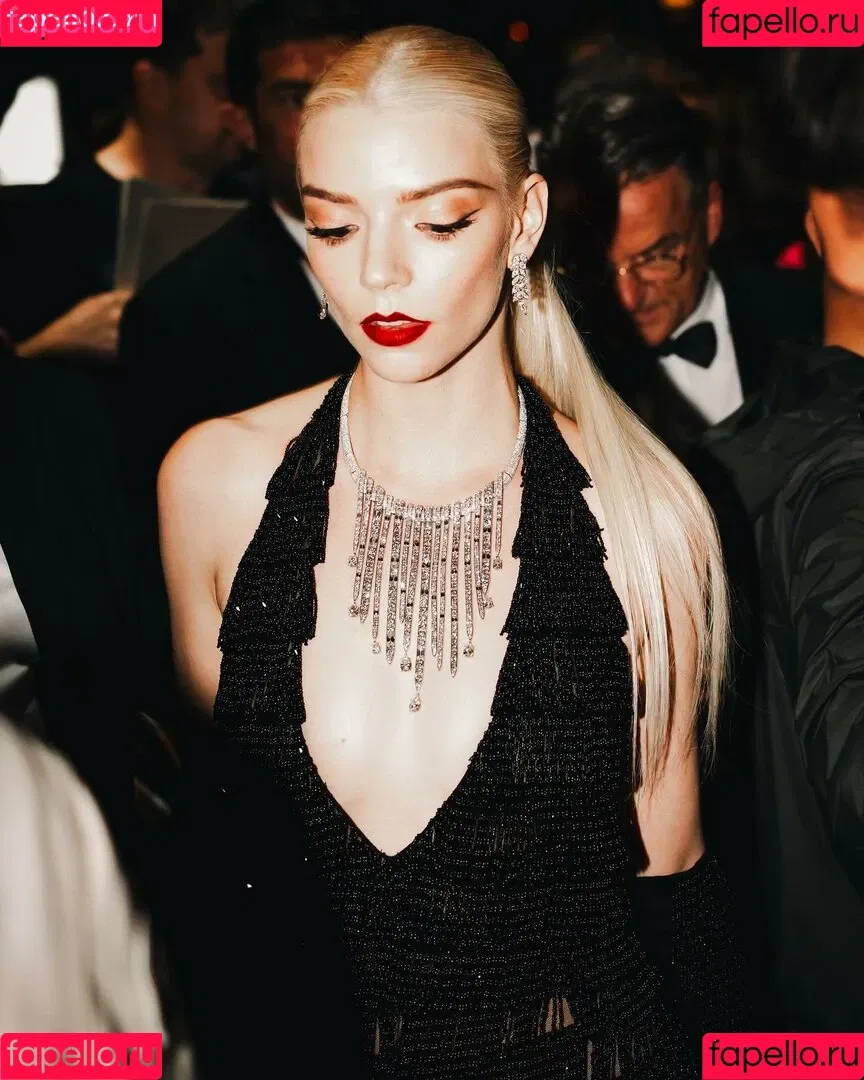 Anya Taylor-Joy / anyataylorjoy / owlicats Onlyfans Photo Gallery 