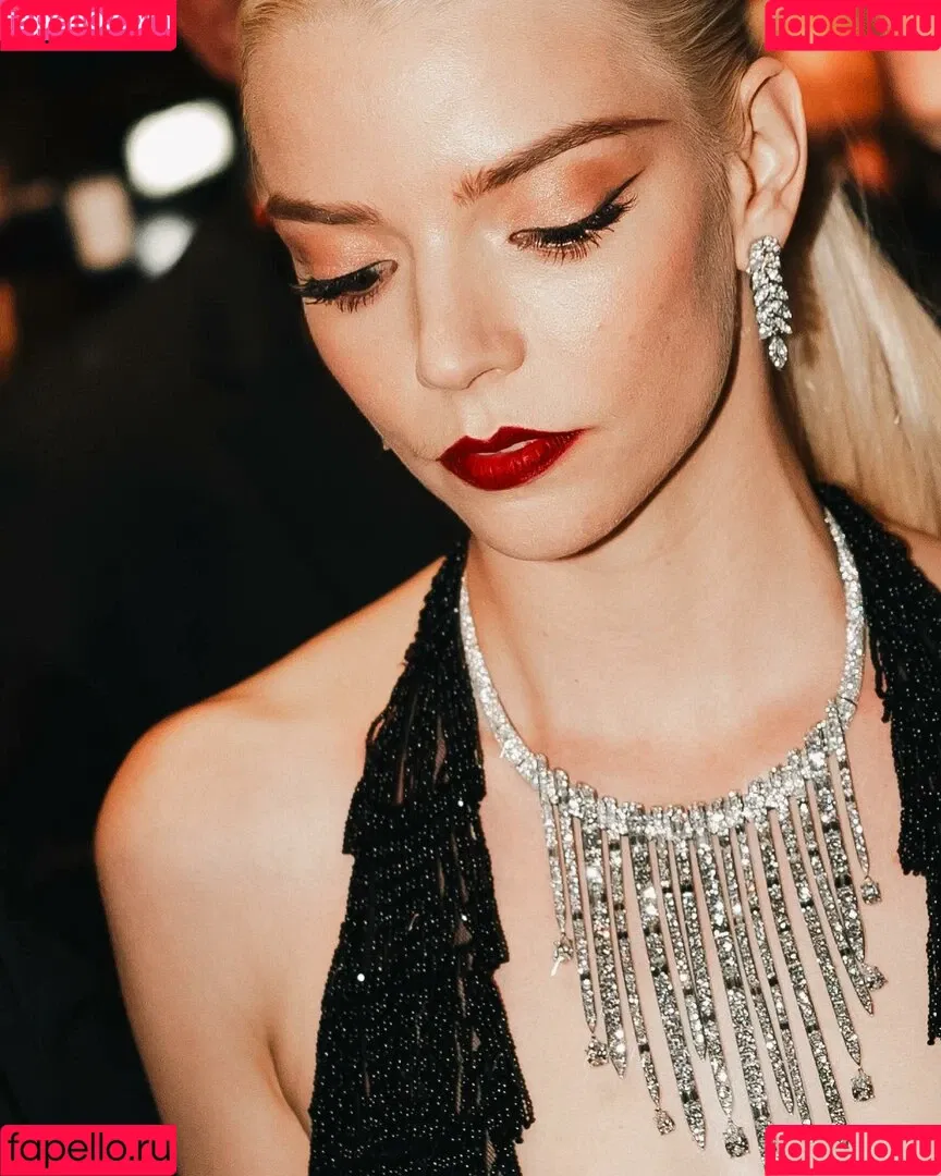 Anya Taylor-Joy / anyataylorjoy / owlicats Onlyfans Photo Gallery 