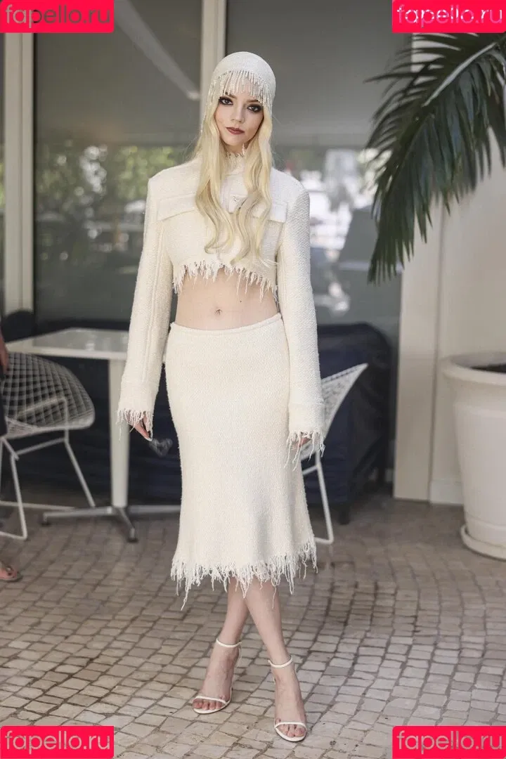 Anya Taylor-Joy / anyataylorjoy / owlicats Onlyfans Photo Gallery 