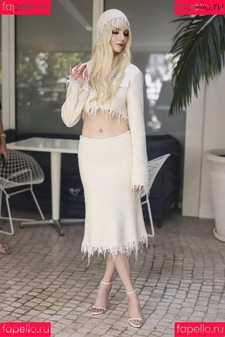 Anya Taylor-Joy / anyataylorjoy / owlicats Onlyfans Photo Gallery 