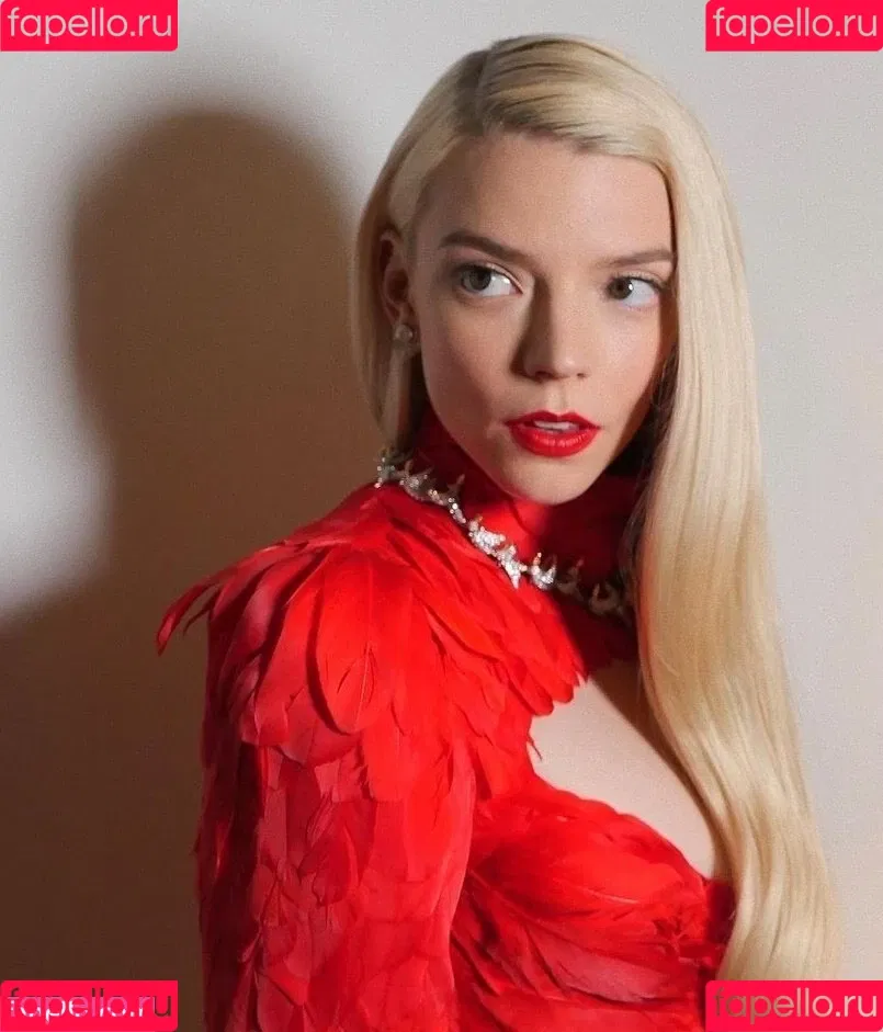 Anya Taylor-Joy / anyataylorjoy / owlicats Onlyfans Photo Gallery 