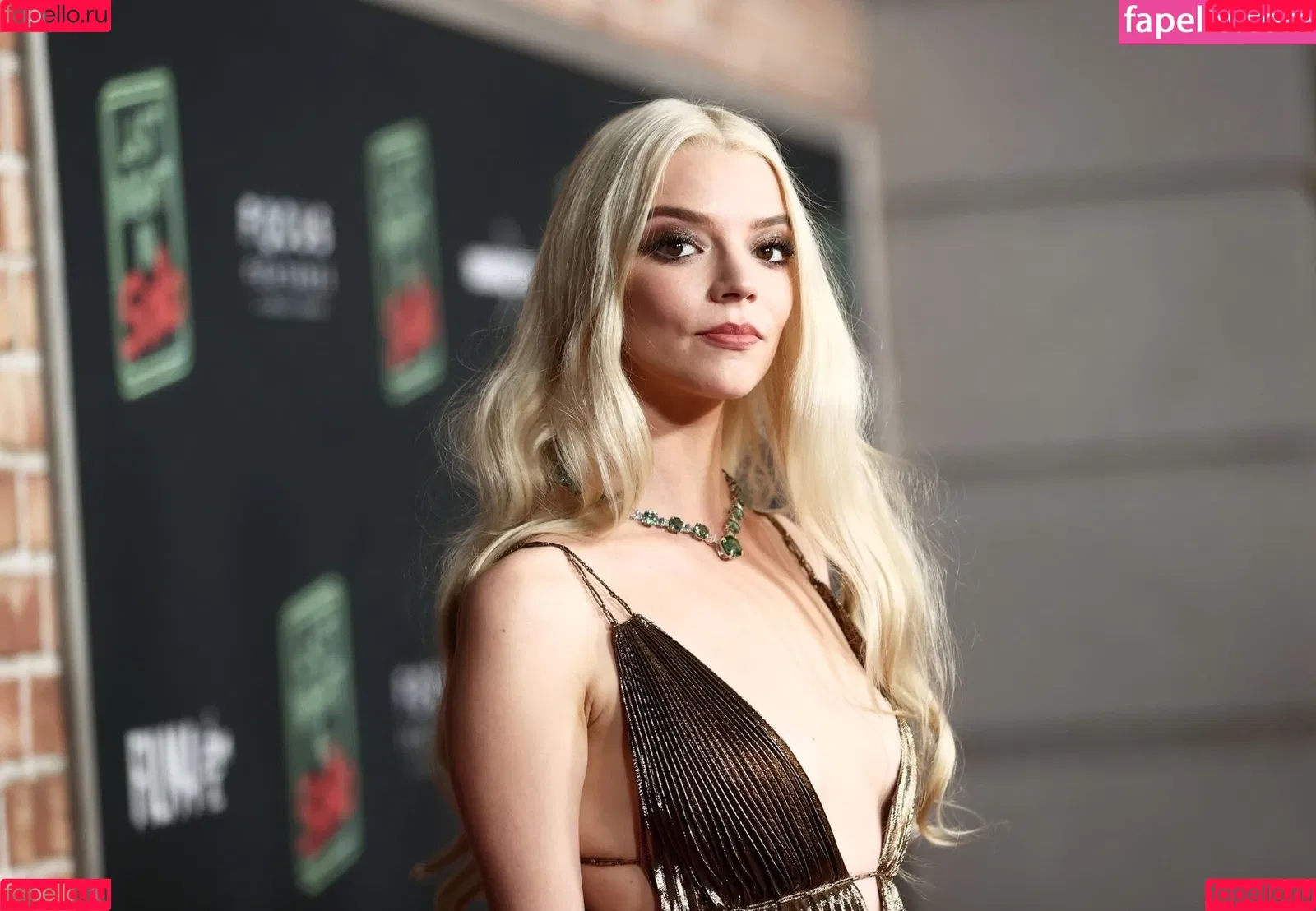Anya Taylor-Joy / anyataylorjoy / owlicats Onlyfans Photo Gallery 