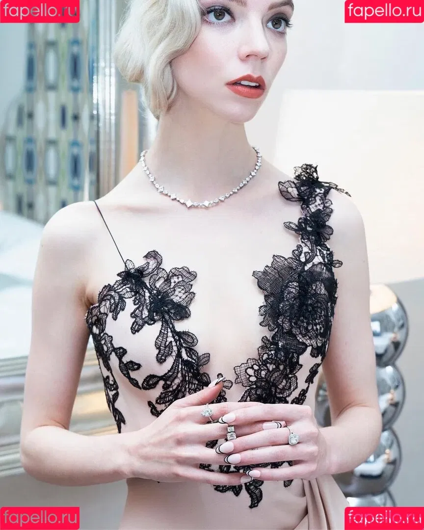 Anya Taylor-Joy / anyataylorjoy / owlicats Onlyfans Photo Gallery 