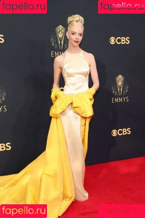 Anya Taylor-Joy / anyataylorjoy / owlicats Onlyfans Photo Gallery 