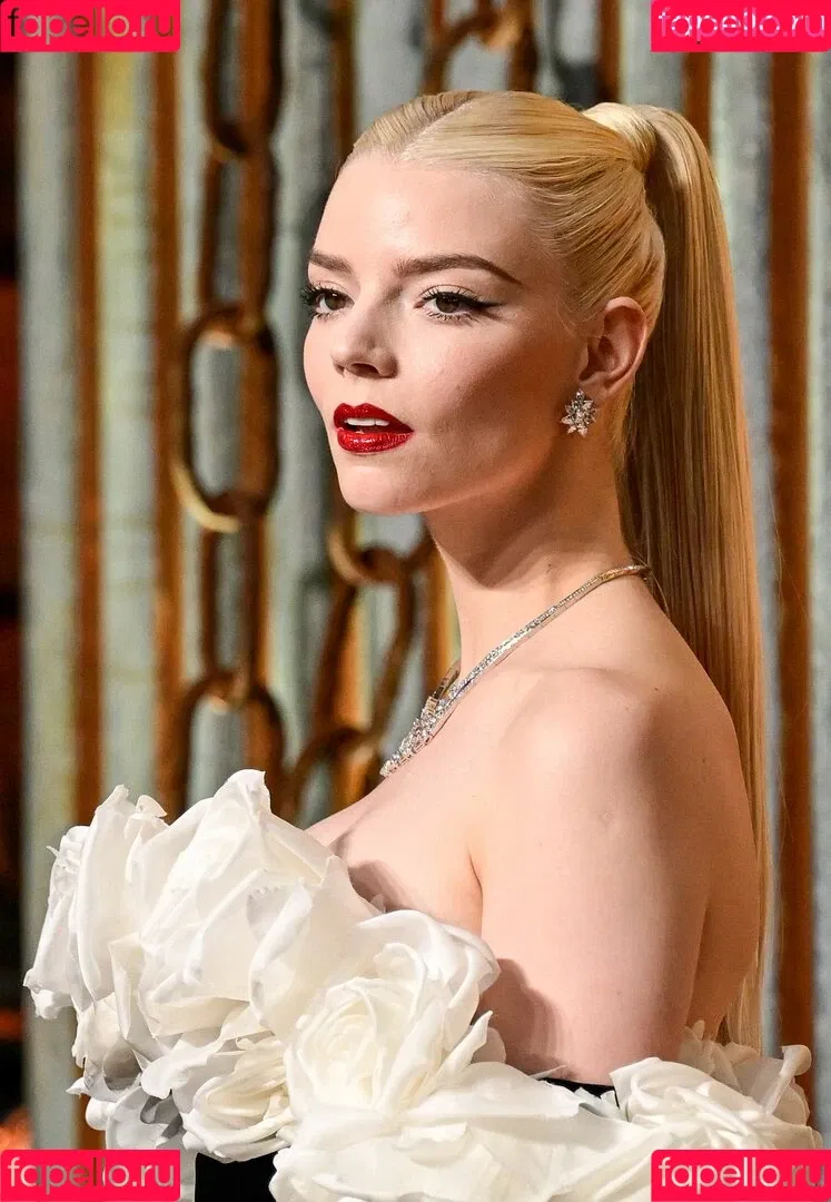 Anya Taylor-Joy / anyataylorjoy / owlicats Onlyfans Photo Gallery 