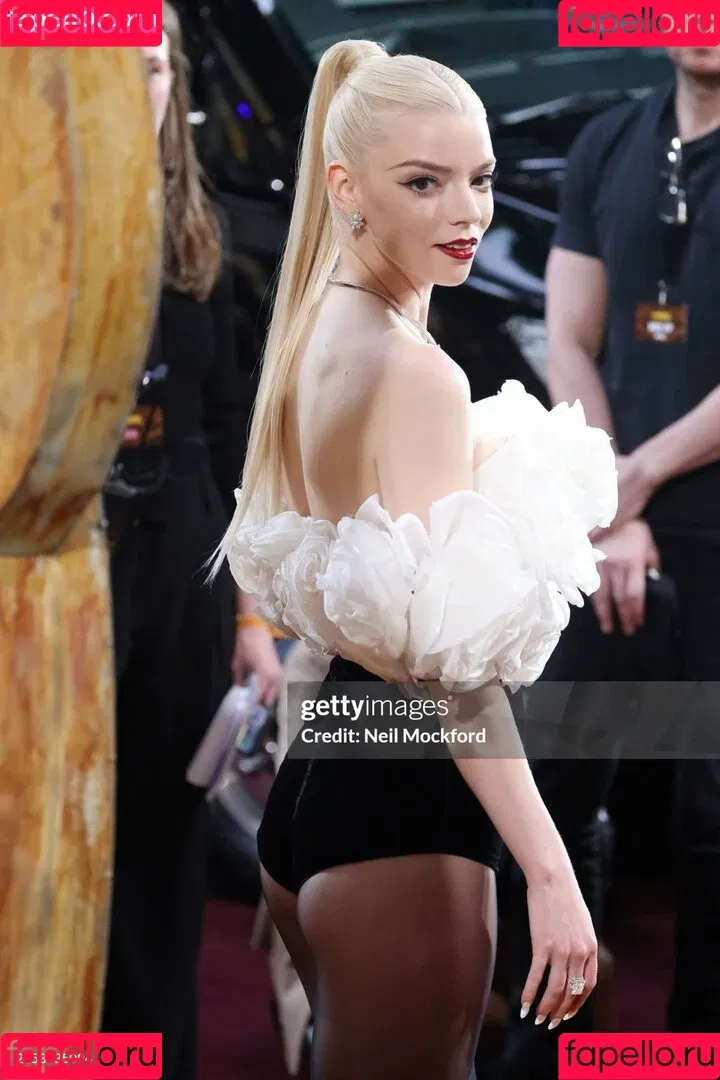 Anya Taylor-Joy / anyataylorjoy / owlicats Onlyfans Photo Gallery 