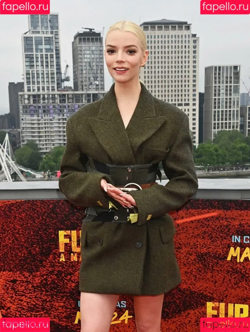 Anya Taylor-Joy / anyataylorjoy / owlicats Onlyfans Photo Gallery 