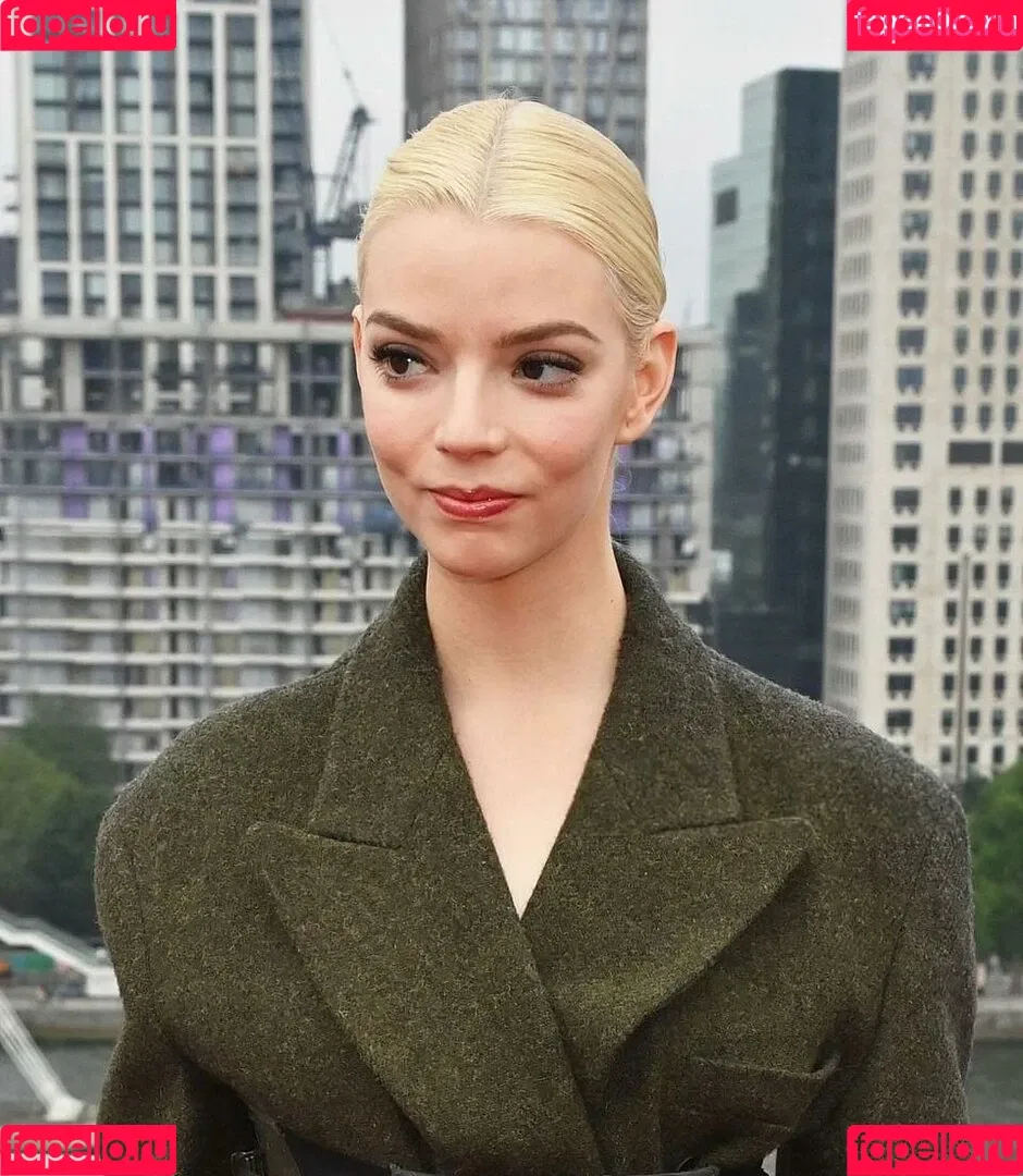 Anya Taylor-Joy / anyataylorjoy / owlicats Onlyfans Photo Gallery 