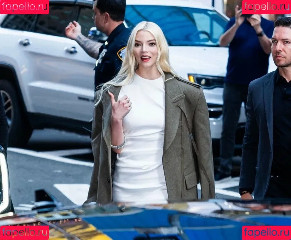 Anya Taylor-Joy / anyataylorjoy / owlicats Onlyfans Photo Gallery 