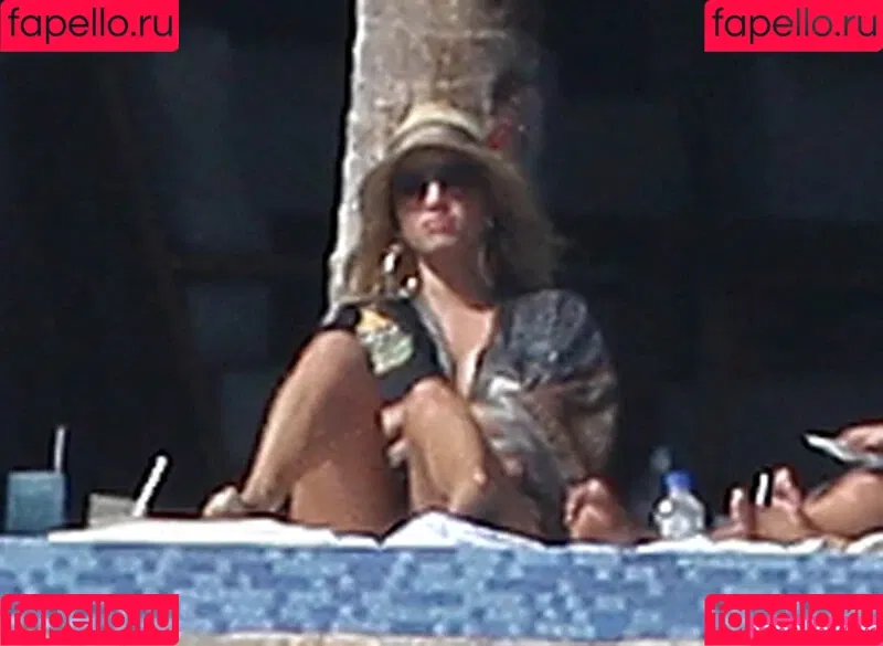 52529184 / Jessica Simpson / JessicaSimpson Onlyfans Photo Gallery 