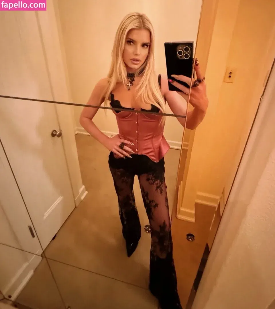 52529184 / Jessica Simpson / JessicaSimpson Onlyfans Photo Gallery 