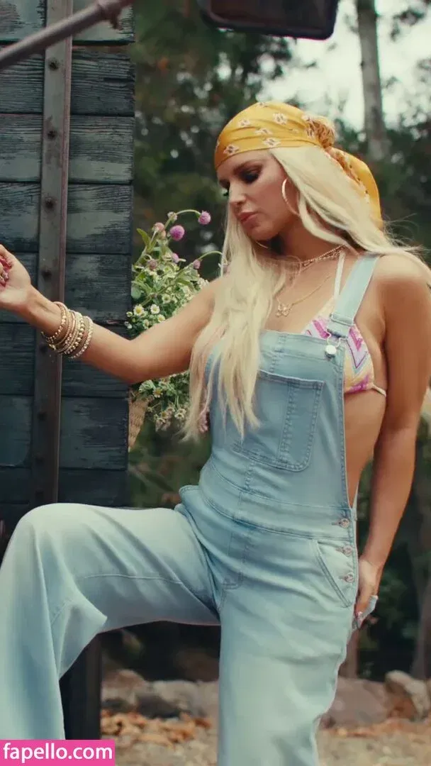 52529184 / Jessica Simpson / JessicaSimpson Onlyfans Photo Gallery 