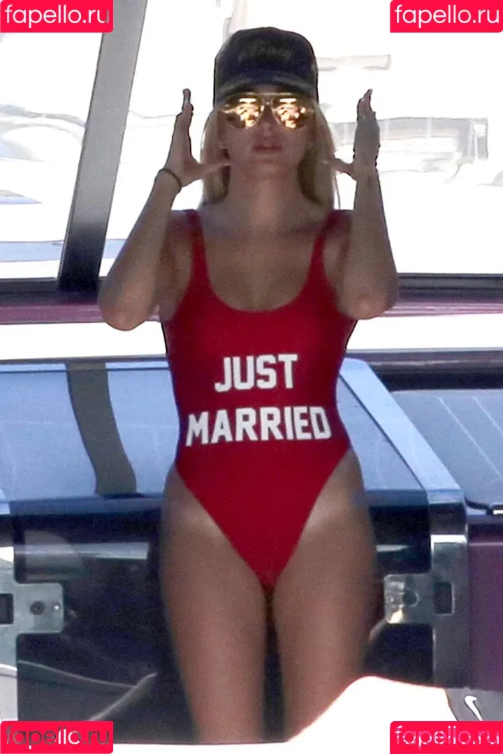 Hailey Bieber / baldwin / haileybieber Onlyfans Photo Gallery 