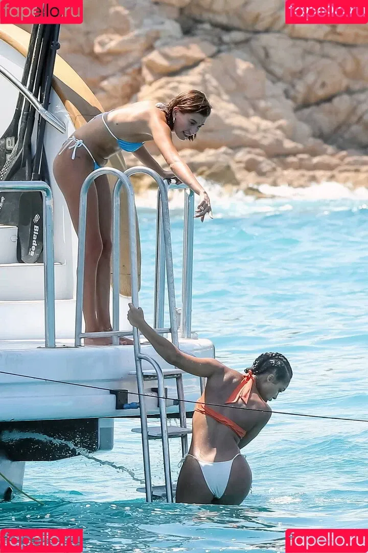 Hailey Bieber / baldwin / haileybieber Onlyfans Photo Gallery 