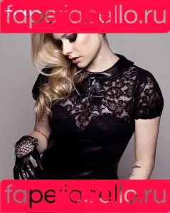 Avril Lavigne / AvrilLavigne Onlyfans Photo Gallery 