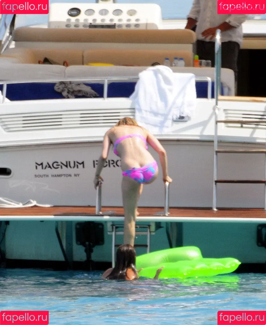 Avril Lavigne / AvrilLavigne Onlyfans Photo Gallery 