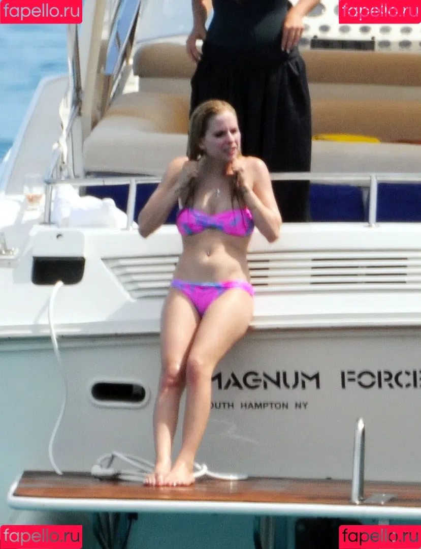 Avril Lavigne / AvrilLavigne Onlyfans Photo Gallery 