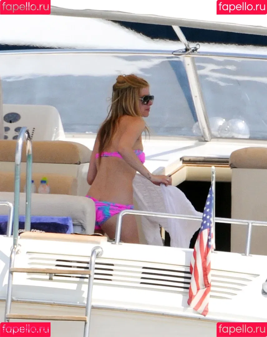 Avril Lavigne / AvrilLavigne Onlyfans Photo Gallery 