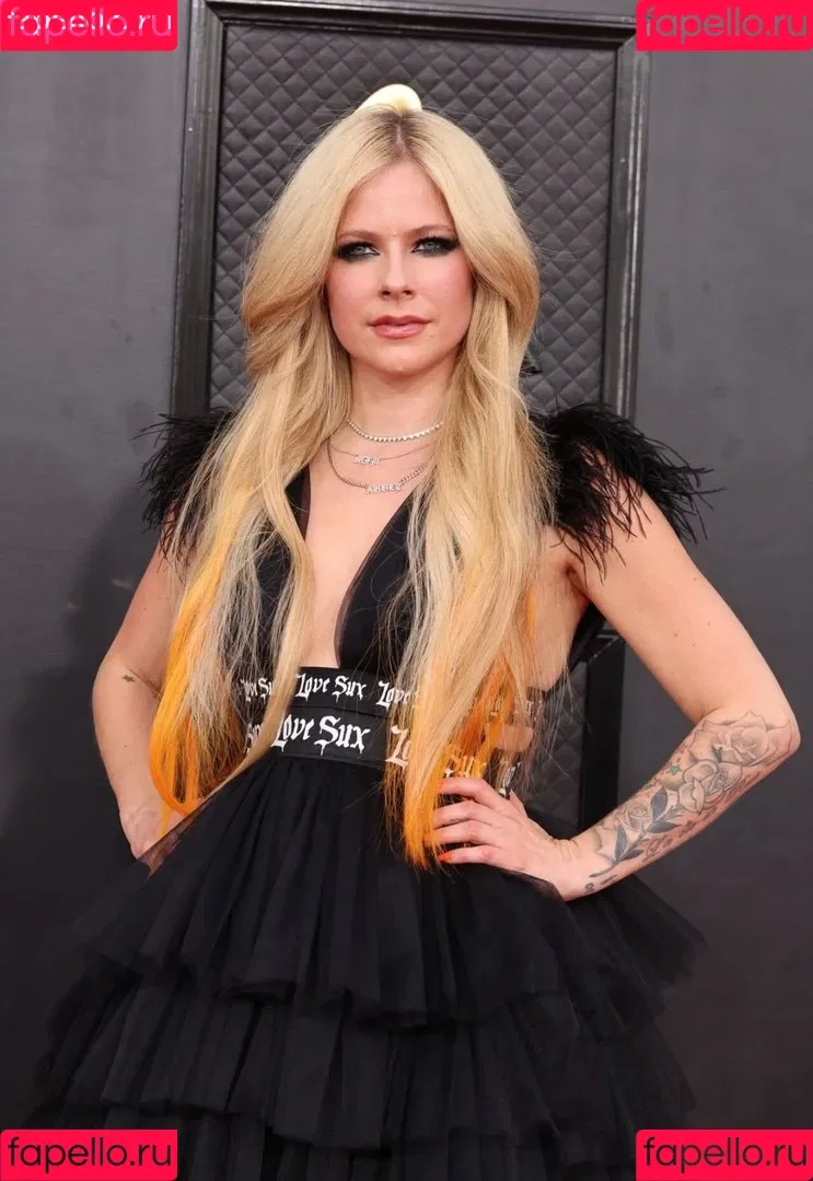 Avril Lavigne / AvrilLavigne Onlyfans Photo Gallery 