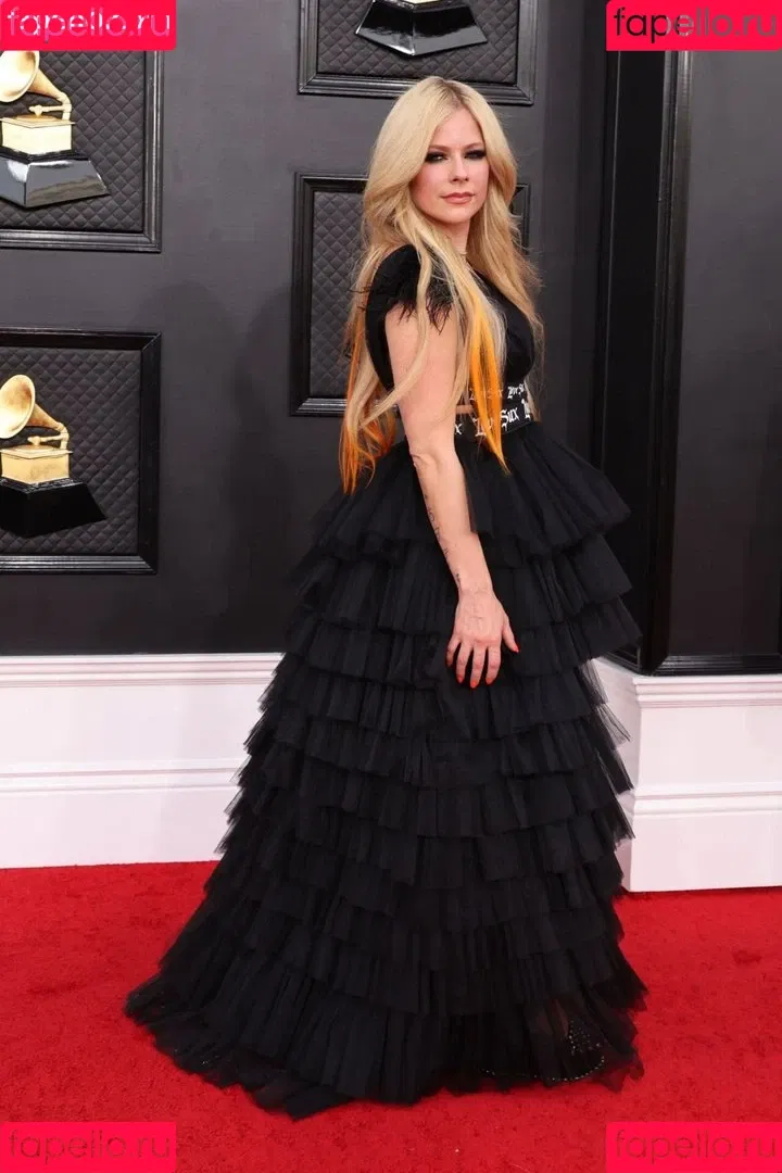 Avril Lavigne / AvrilLavigne Onlyfans Photo Gallery 