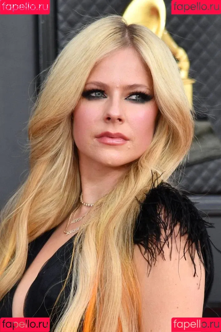 Avril Lavigne / AvrilLavigne Onlyfans Photo Gallery 