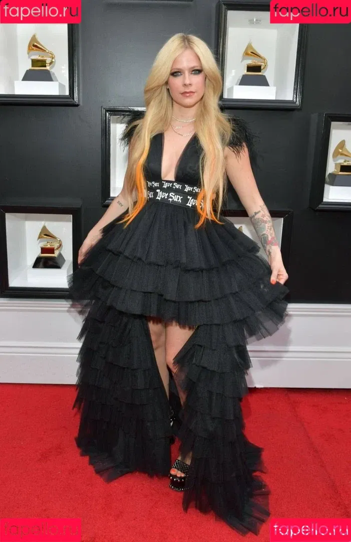 Avril Lavigne / AvrilLavigne Onlyfans Photo Gallery 