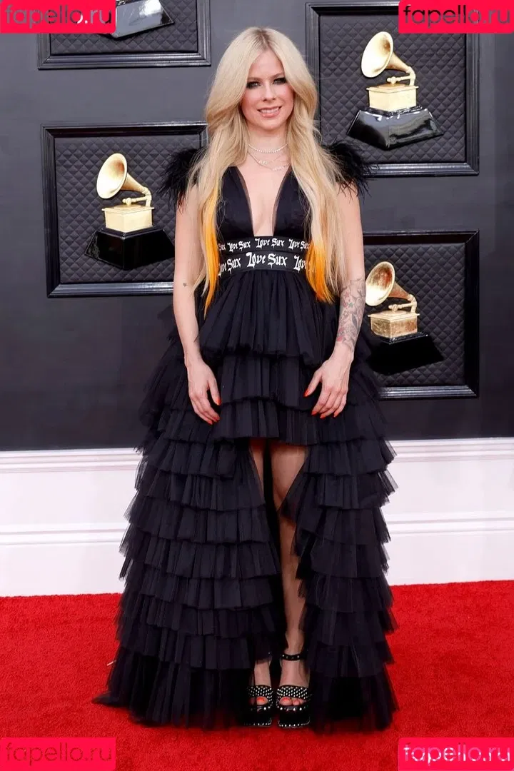 Avril Lavigne / AvrilLavigne Onlyfans Photo Gallery 
