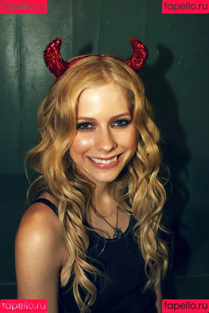 Avril Lavigne / AvrilLavigne Onlyfans Photo Gallery 