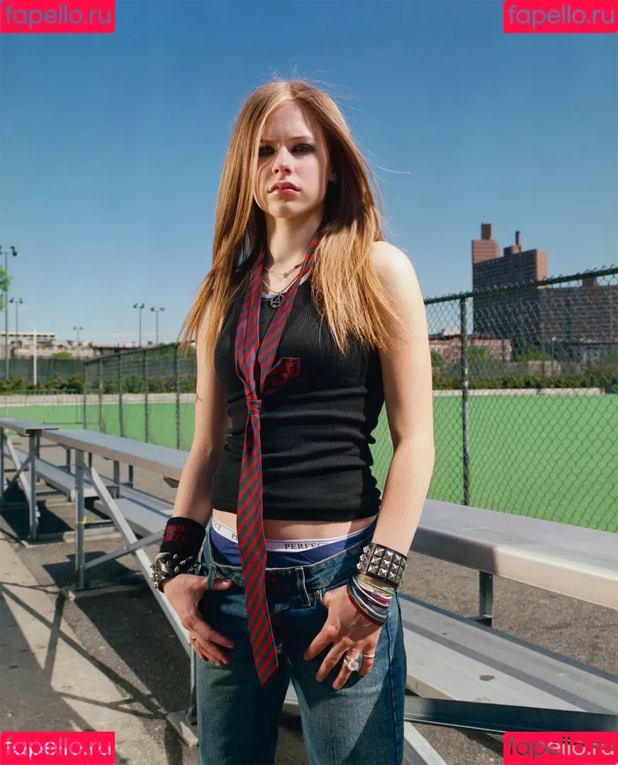 Avril Lavigne / AvrilLavigne Onlyfans Photo Gallery 