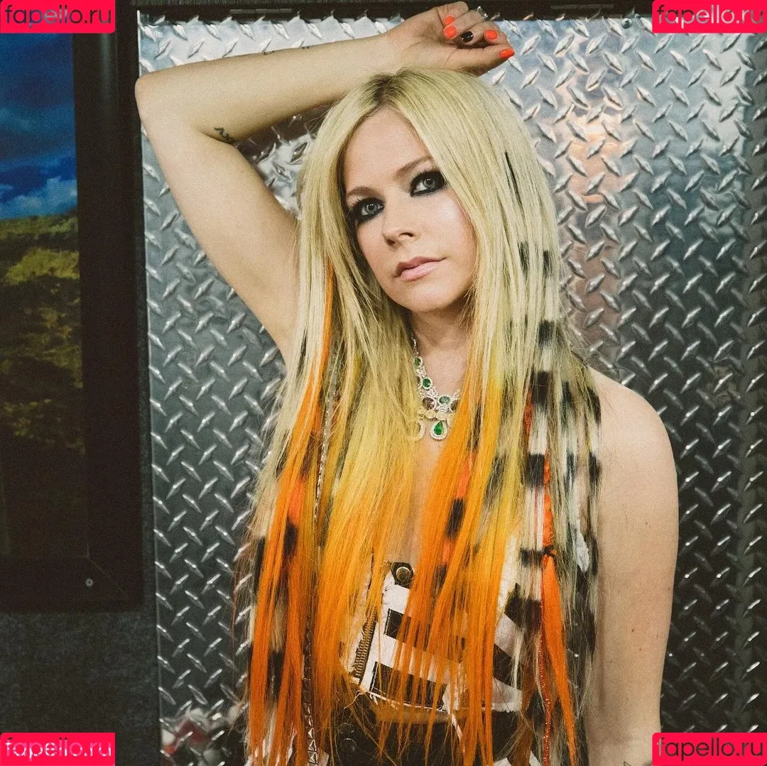 Avril Lavigne / AvrilLavigne Onlyfans Photo Gallery 