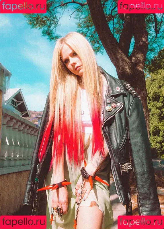 Avril Lavigne / AvrilLavigne Onlyfans Photo Gallery 