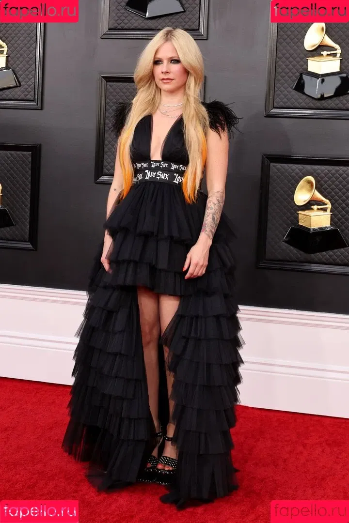 Avril Lavigne / AvrilLavigne Onlyfans Photo Gallery 