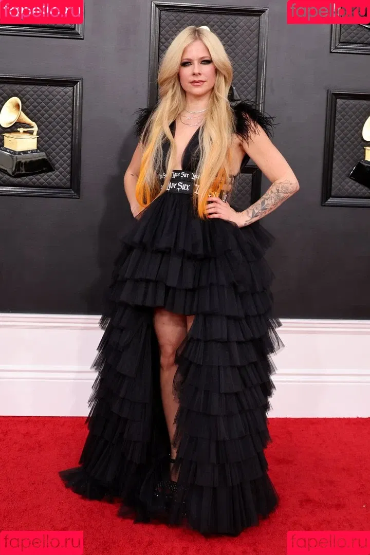 Avril Lavigne / AvrilLavigne Onlyfans Photo Gallery 
