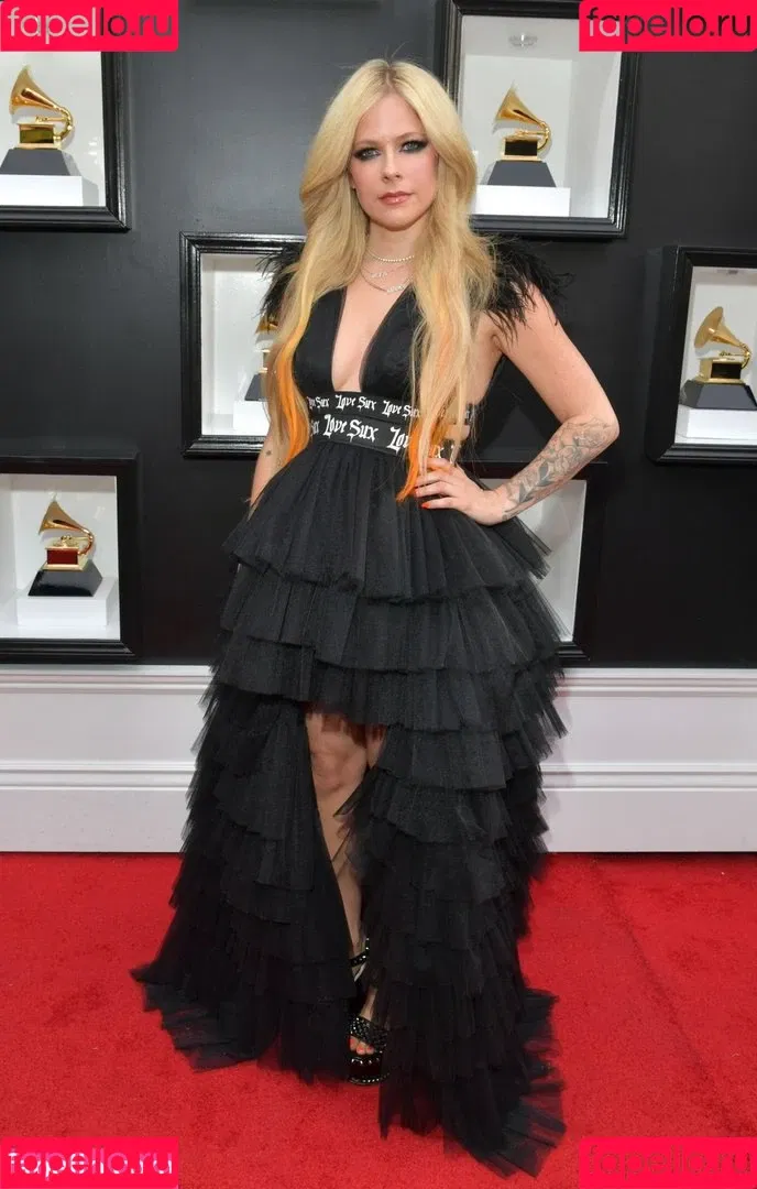 Avril Lavigne / AvrilLavigne Onlyfans Photo Gallery 