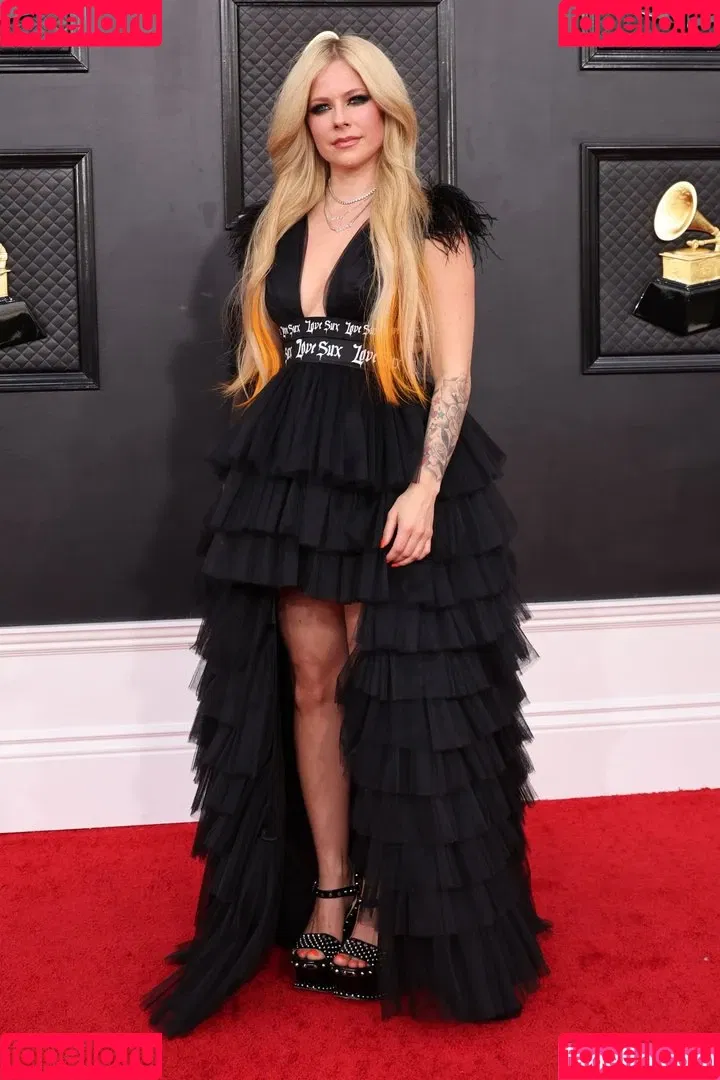 Avril Lavigne / AvrilLavigne Onlyfans Photo Gallery 