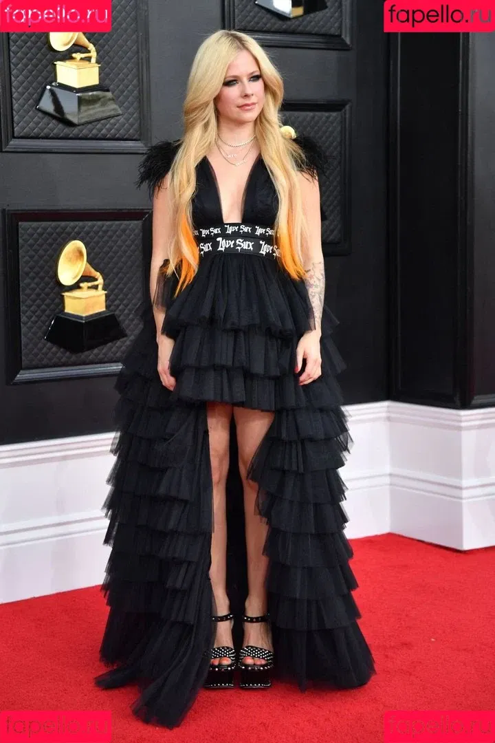 Avril Lavigne / AvrilLavigne Onlyfans Photo Gallery 
