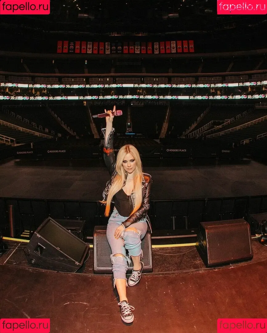 Avril Lavigne / AvrilLavigne Onlyfans Photo Gallery 