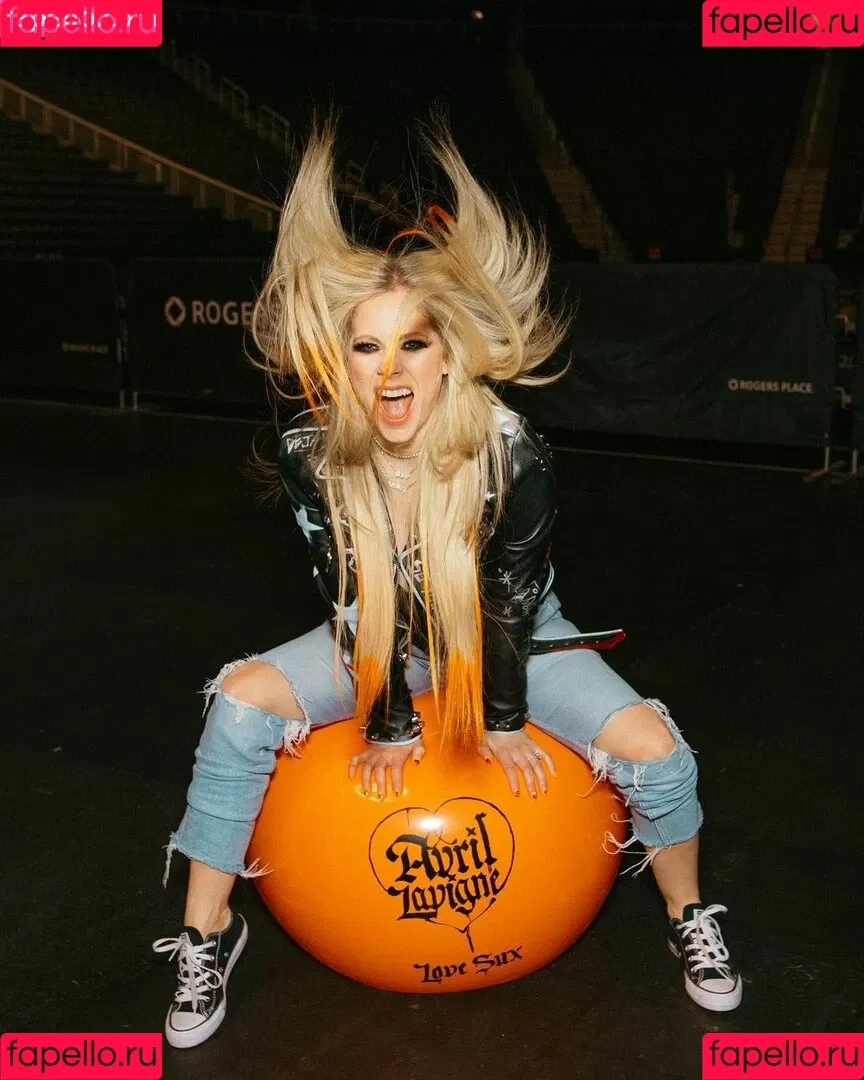 Avril Lavigne / AvrilLavigne Onlyfans Photo Gallery 